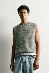 Chaleco relaxed fit de punto tejido en hilatura con algodón, con cuello redondo y manga sisa, con acabados en rib.