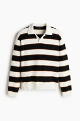 Sweater de punto suave con diseño a rayas horizontales en blanco, negro y marrón, cuello polo con abertura en V y manga larga con puños acanalados.
