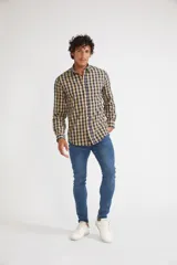 Camisa de manga larga con cuello clásico y cierre frontal abotonado. Presenta un estampado de cuadros en tonos azul marino y rojo. Confeccionada en algodón, cuenta con un corte slim fit y logo bordado en el pecho.