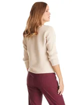 Buzo de punto rib color beige, con cuello redondo, manga japonesa tres cuartos y silueta relajada.