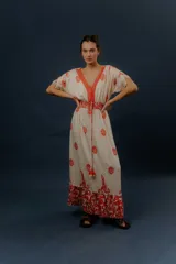 Vestido largo color crudo con detalles y estampas en color rojo, escote en V profundo, mangas cortas y cordón ajustable en la cintura con borlas.