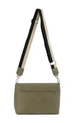 Bandolera de cuero sintético negro con solapa frontal y herrajes plateados. Incluye una correa ajustable y extraíble con diseño de rayas en tonos beige y negro.