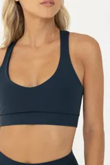 Top deportivo azul con breteles finos y tiras cruzadas en la espalda.