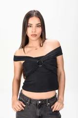 Top negro con escote off-shoulder, diseño cruzado con frunces en el frente y detalle de anilla metálica central.