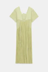 Vestido midi de Zara Woman Collection confeccionado en mezcla de viscosa color verde claro. Presenta escote cuadrado, manga corta, detalles de bordados a tono en la parte superior y falda plisada con bajo satinado.