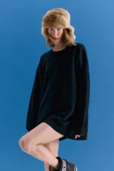 Buzo oversize de cuello redondo, confeccionado en frisa esmerilada con textura suave. Presenta hombros caídos y estampa serigráfica en la espalda con el logo de la marca en diseño de cebra azul.