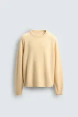 Jersey de punto con mezcla de lana y cashmere, de corte regular fit, cuello redondo y manga larga con acabados en rib.