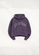 Hoodie color vino con capucha y bolsillo canguro frontal. Presenta un estampado en el pecho con la palabra "Outsider" en tipografía universitaria blanca con borde.