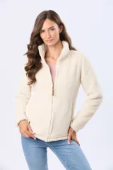 Campera de sherpa color beige con cierre frontal, cuello alto y bolsillos laterales con detalles en cuero sintético.