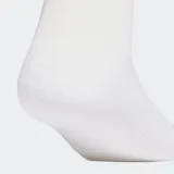 Pack de tres pares de medias Adidas de media caña, con plantilla acolchada y refuerzo en el arco plantar. Incluye un par blanco, uno azul marino y uno celeste, todos con el logo de la marca bordado en el lateral.
