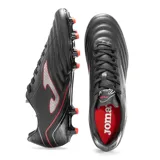 Championes de fútbol Joma Aguila 2301, color negro con detalles en plateado y rojo. Fabricados en material sintético Fibertec y nylon, con suela de caucho de doble densidad y media suela de Phylon.