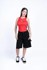 Bermuda de jean celeste, tiro alto, corte holgado y largo a la rodilla.