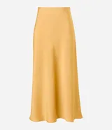 Pollera midi evasé de color beige claro, confeccionada en tela satinada de poliéster.