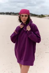 Canguro violeta de algodón con capucha y calce oversize.