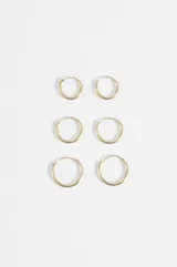 Set de aros argollas pequeños de metal dorado en tres tamaños diferentes.