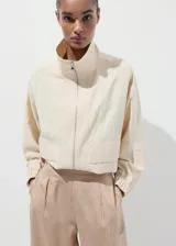 Pantalón de tiro medio color beige con diseño a rayas sutiles, de corte recto y holgado, confeccionado en mezcla de lyocell, viscosa y poliamida.