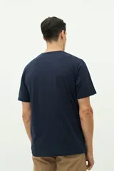 Remera de manga corta color azul marino, con corte regular y estampa frontal con dos fotografías de paisajes costeros y texto alusivo.