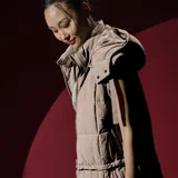 Campera multifunción modular de nylon matelaseado color taupe. Diseño versátil con sistema de cierres que permite transformarla en cuatro versiones: campera larga, campera corta, chaleco largo y chaleco corto. Cuenta con capucha desmontable, cierre frontal completo y bolsillos laterales.