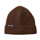 Gorro tipo beanie de tejido de punto acanalado en color marrón, con borde doblado y etiqueta pequeña con el logo de la marca en el frente.