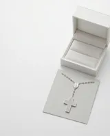 Rosario de plata 925 con cadena de eslabones tipo bolita, medalla de la Virgen Milagrosa y dije de cruz pavé con circonias.