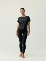 Remera deportiva de manga corta color negro, con cuello redondo y diseño holgado. Cuenta con estampa frontal con el nombre de la marca en color blanco.