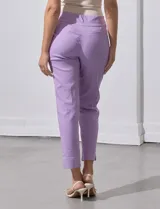 Pantalón verde esmeralda de gabardina elastizada, marca Zac & Rachel, de corte recto con pretina ancha pespunteada y largo al tobillo. Presenta bolsillos simulados.