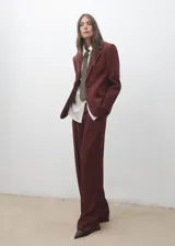 Corbata de diseño clásico en color verde oliva, confeccionada en poliéster con acabado mate.