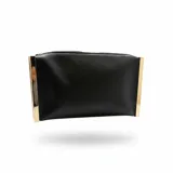 Bolso de mano negro de cuerina brillante con herrajes metálicos dorados en los laterales y cierre superior.