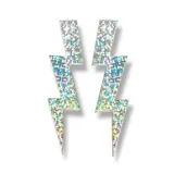 Par de aros colgantes con forma de rayo, con superficie holográfica que refleja tonos rosados, celestes y azules.