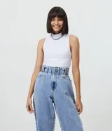 Blusa cropped sin mangas en algodón blanco, acanalada y ajustada al cuerpo, con cuello alto.