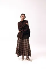 Sweater de punto grueso con cuello alto, diseño de hombros caídos y mangas amplias con puños acanalados.