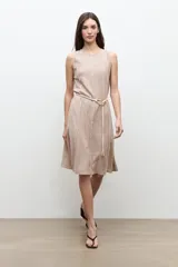 Vestido midi sin mangas de lino color tostado, con diseño de paneles con detalles desflecados en las costuras y un cinturón fino ajustable con hebilla metálica.