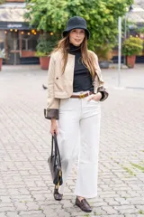 Jean de tiro alto con corte recto y silueta amplia, confeccionado en denim con spandex.