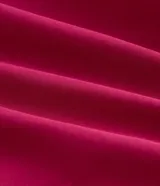 Blazer sastre de corte alargado y diseño minimalista sin botones. Presenta cuello con solapas clásicas, mangas largas y bolsillos laterales tipo vivo. Confeccionado en tejido estructurado con forro interior.