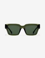 Lentes de sol unisex Hawkers X Pierre Gasly, con montura cuadrada color verde oscuro y lentes polarizadas color verde oscuro.
