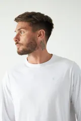 Remera de manga larga con cuello redondo y calce regular. Presenta un pequeño logo bordado en el pecho.