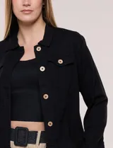 Camperita de lino liviana, marca Dash, con estampado botánico de hojas en tonos azules, verdes y tostados sobre base blanca. Presenta cierre frontal con botones, cuello clásico y bolsillos aplicados en el pecho.