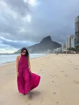Vestido largo marrón de crepe texturizado, con cuello halter fruncido, diseño holgado y falda larga con vuelo.