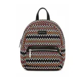 Mochila David Jones con diseño de patrones en zigzag en tonos negro, blanco, naranja y bordó. Cuenta con un compartimento principal con cierre, un bolsillo frontal con cierre, detalles en cuero sintético negro y manija superior.