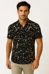 Camisa de hombre de manga corta con estampado de hojas color beige sobre fondo negro, corte slim fit, cuello clásico y cierre con botones. Marca Express.