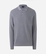 Suéter de punto de algodón con textura perlada, color gris melange. Presenta cuello polo con cierre de tres botones, manga larga y terminaciones acanaladas en puños y ruedo.