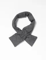 Cuello capitoneado gris con diseño de rombos.