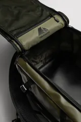 Maleta deportiva multifunción de 35 litros, confeccionada en tejido técnico color verde oliva con detalles en negro. Cuenta con compartimento principal con cierre de hebilla y cremallera, bolsillos laterales con cierre, dos asas de mano y dos asas de hombro ajustables.