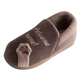 Pantuflas cerradas de color azul con diseño de gatito, confeccionadas en piel sintética suave con interior de peluche gris. Presentan un bordado con la frase 'Welcome Home' y apliques de patitas de gato. Cuentan con suela de goma antideslizante.