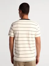 Camiseta de manga corta con cuello redondo en contraste color negro, diseño a rayas horizontales finas sobre base color beige.