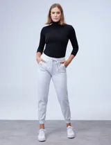 Pantalón jogger gris claro, marca Zac & Rachel, con pretina ancha elastizada y lazo de ajuste, bolsillos delanteros y puños elastizados en los tobillos.