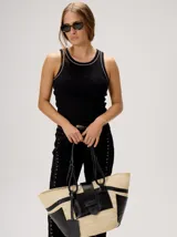 Musculosa básica Mutma Nifa de algodón color negro, con diseño ajustado al cuerpo, ribetes blancos en contraste en el cuello y sisas, y logo bordado en el centro del pecho.