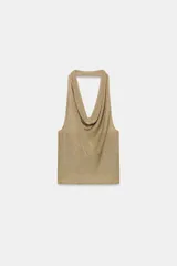Top dorado de punto con hilo metalizado, cuello halter con escote fluido y espalda descubierta.