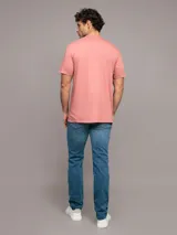 Remera de manga corta Calvin Klein, confeccionada en algodón, con cuello redondo y diseño de logo repetitivo en el pecho.