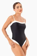 Traje de baño enterizo color marrón con contorno blanco y tirantes finos.